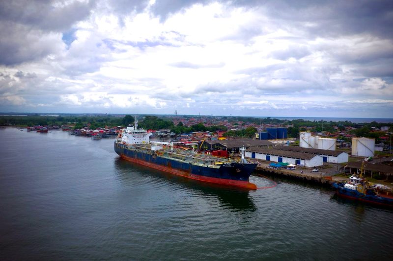 Panorámica del puerto de Tumaco con buque-tanque atracado