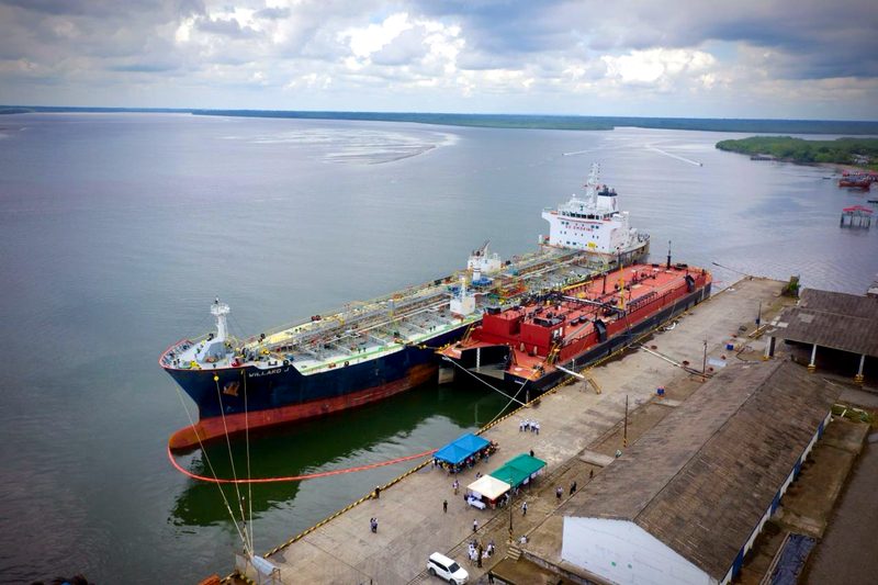 Operación de transferencia buque a buque en el muelle