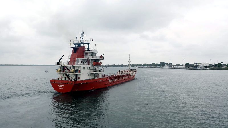 Tanquero navegando por la bahía de Tumaco