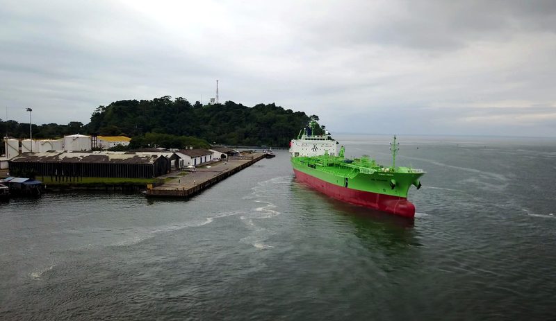 Tanquero maniobrando junto al muelle de Tumaco