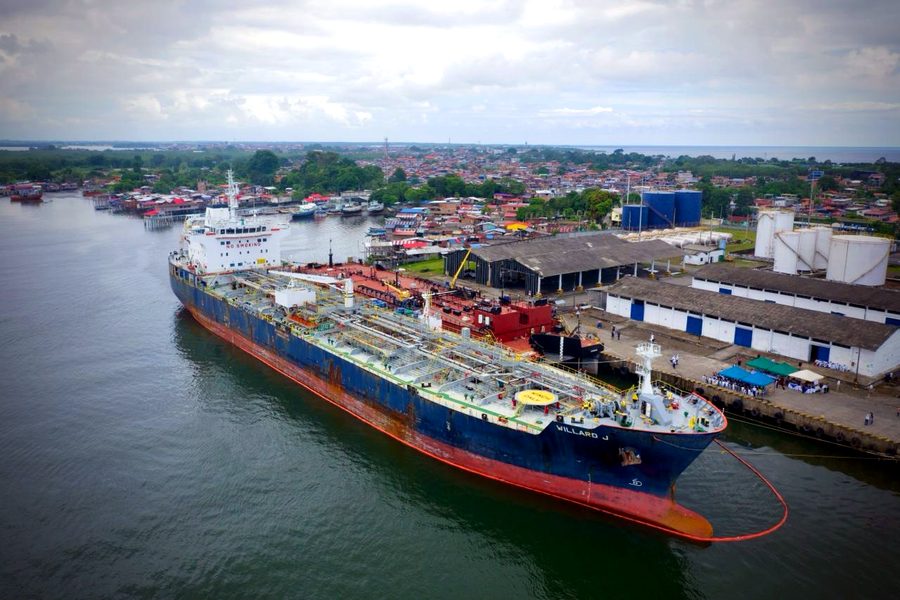 Buque-tanque atracado en el muelle de TPP en Tumaco