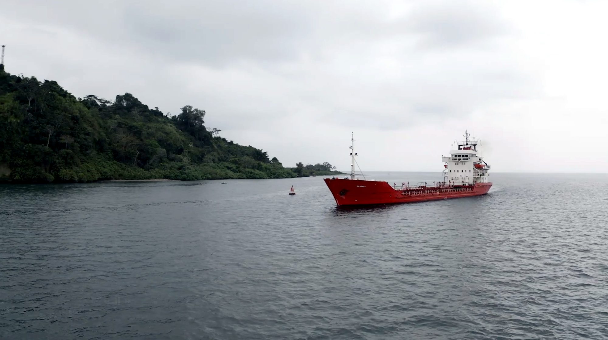 Tanquero navegando el canal entre manglares hacia el puerto de Tumaco
